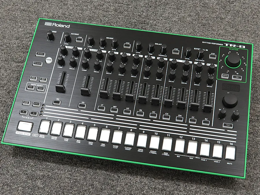 Roland AIRA TR-8 リズムマシン TR-808&TR-909 リメイク