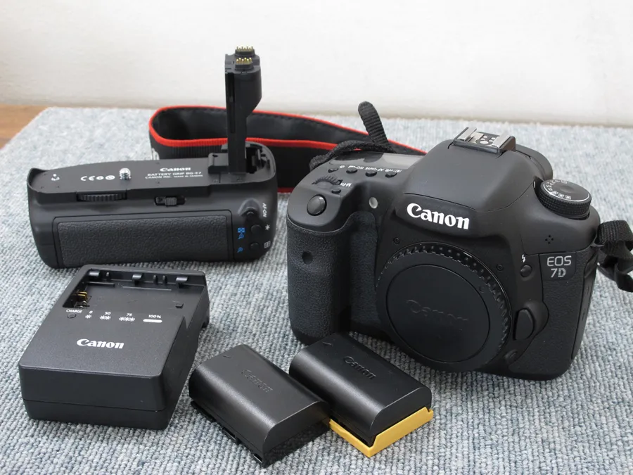 キヤノン Canon EOS 7D ボディ BG-E7付 カメラ