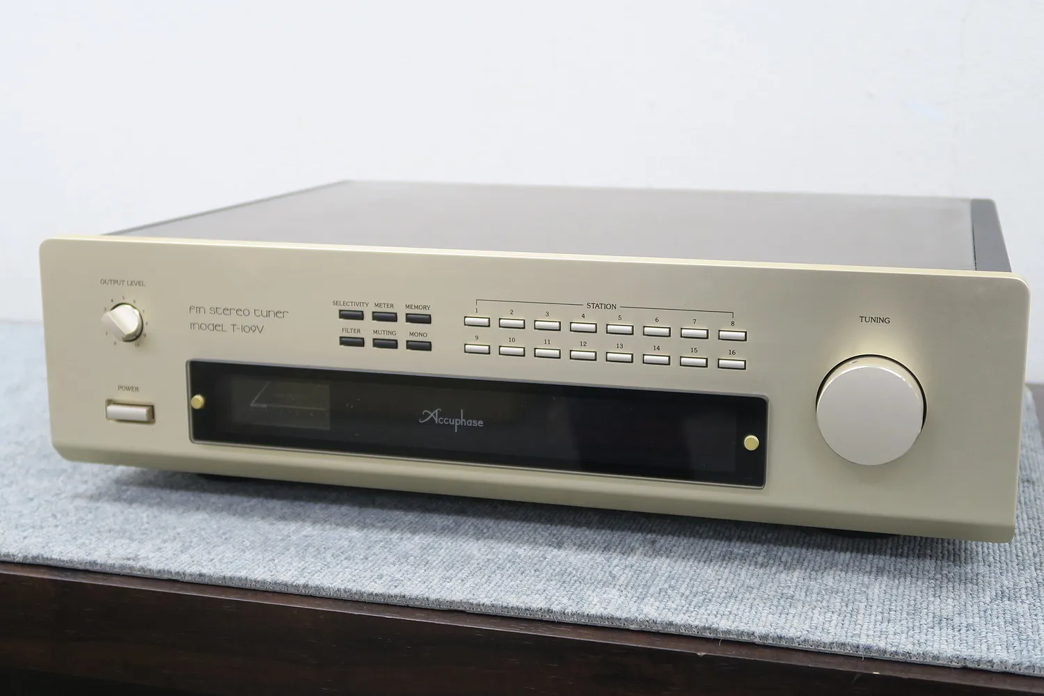 アキュフェーズ Accuphase T-109V チューナー