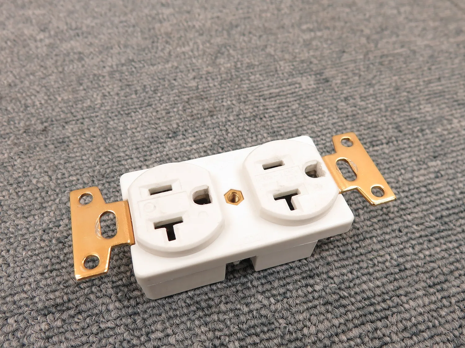 オヤイデデンキ OYAIDE R1 電源 壁コンセント