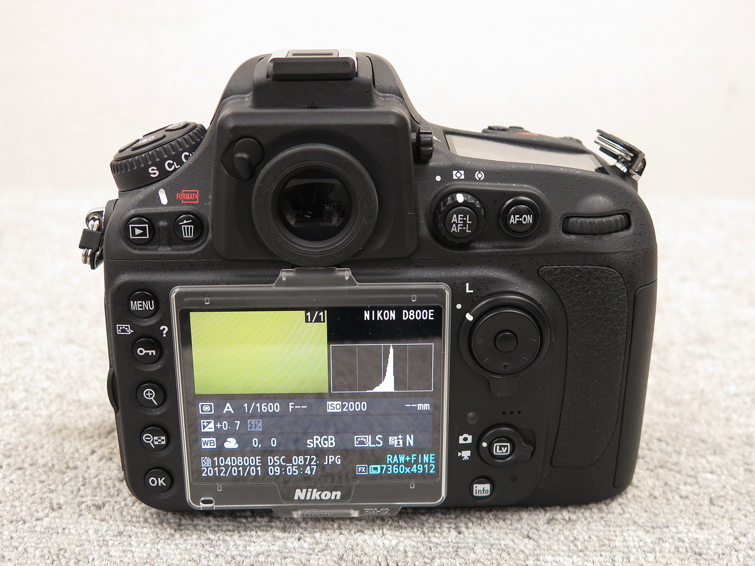 ニコン一眼レフカメラ F70D、24-50mm レンズ